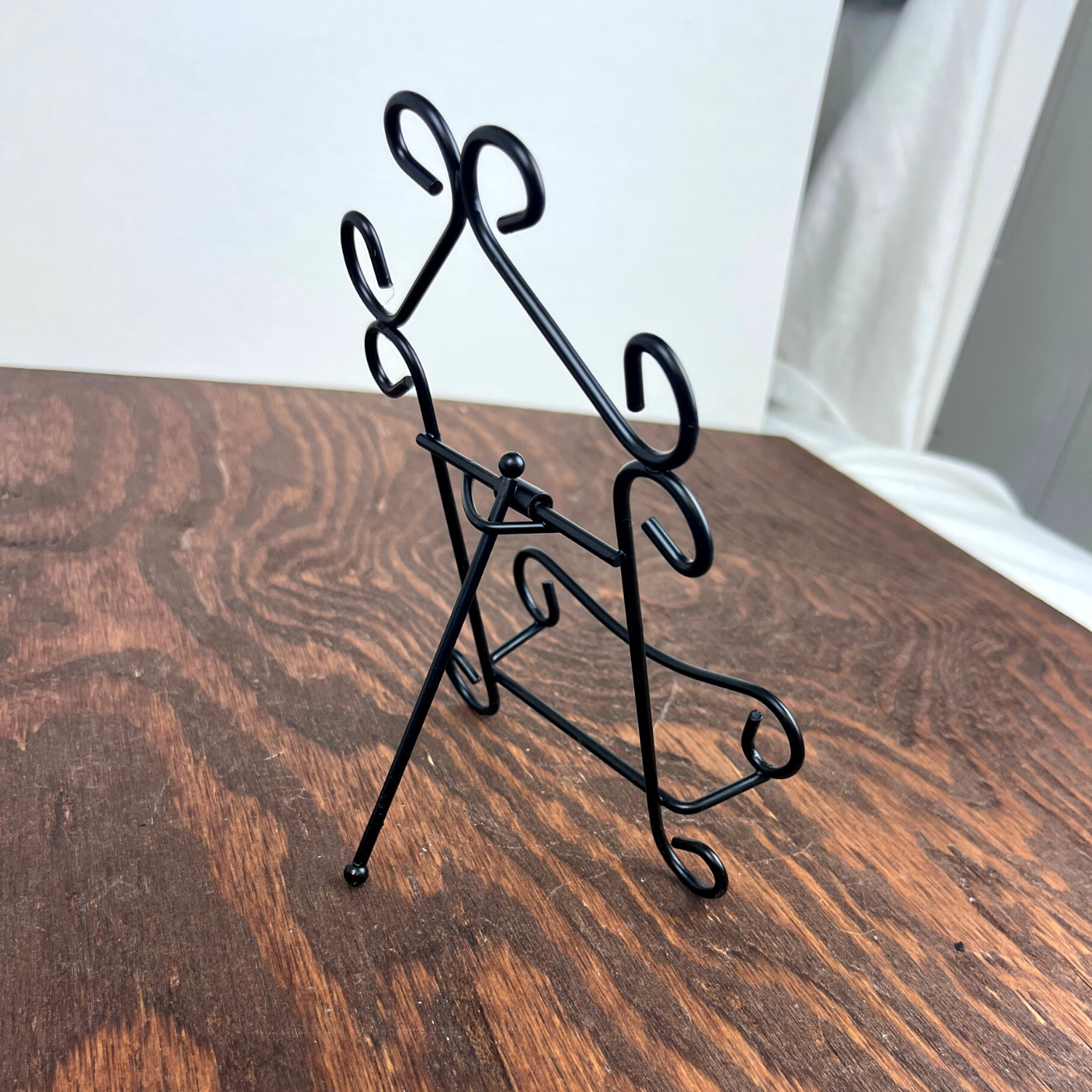 Black Scroll Metal Easel - Larger size