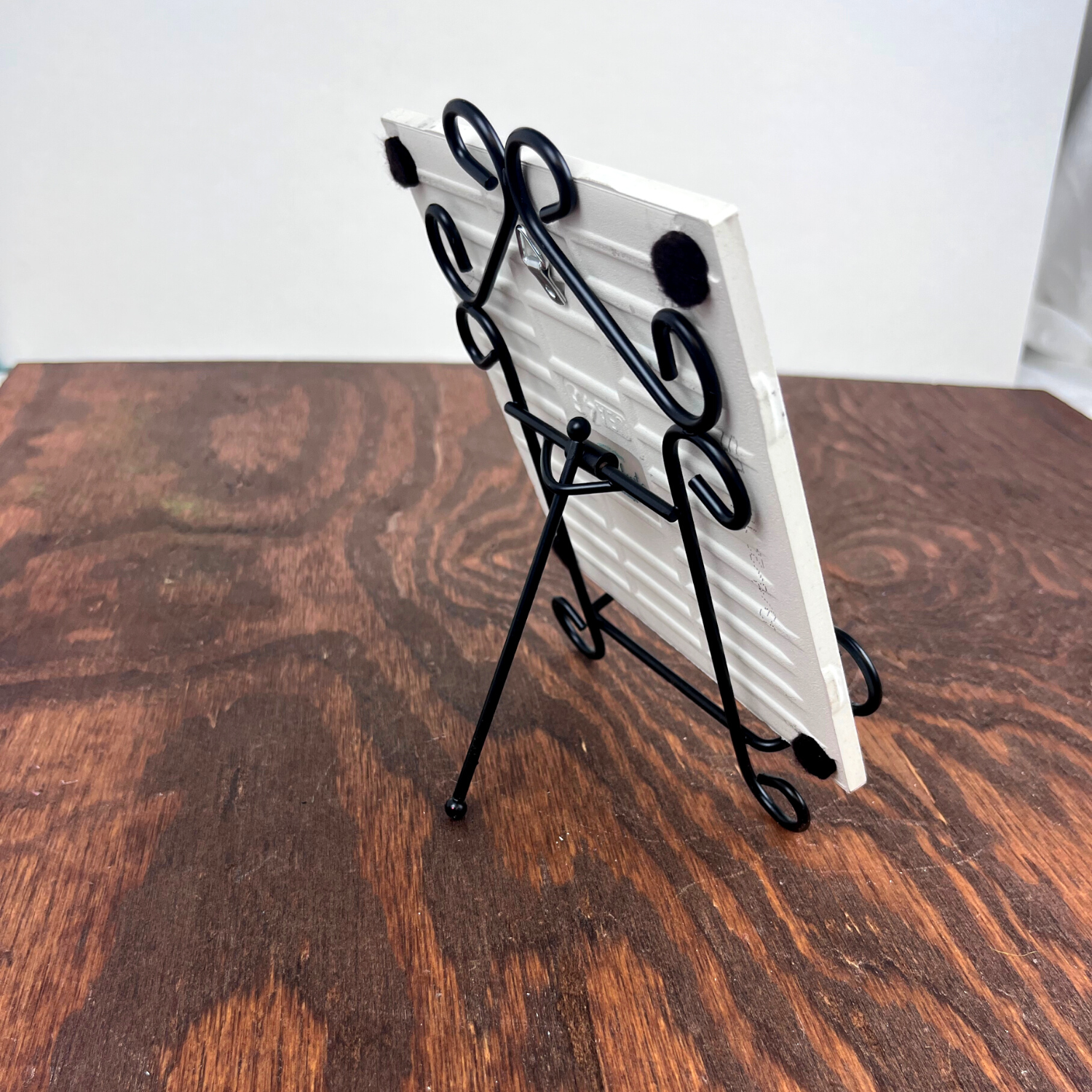 Black Scroll Metal Easel - Larger size