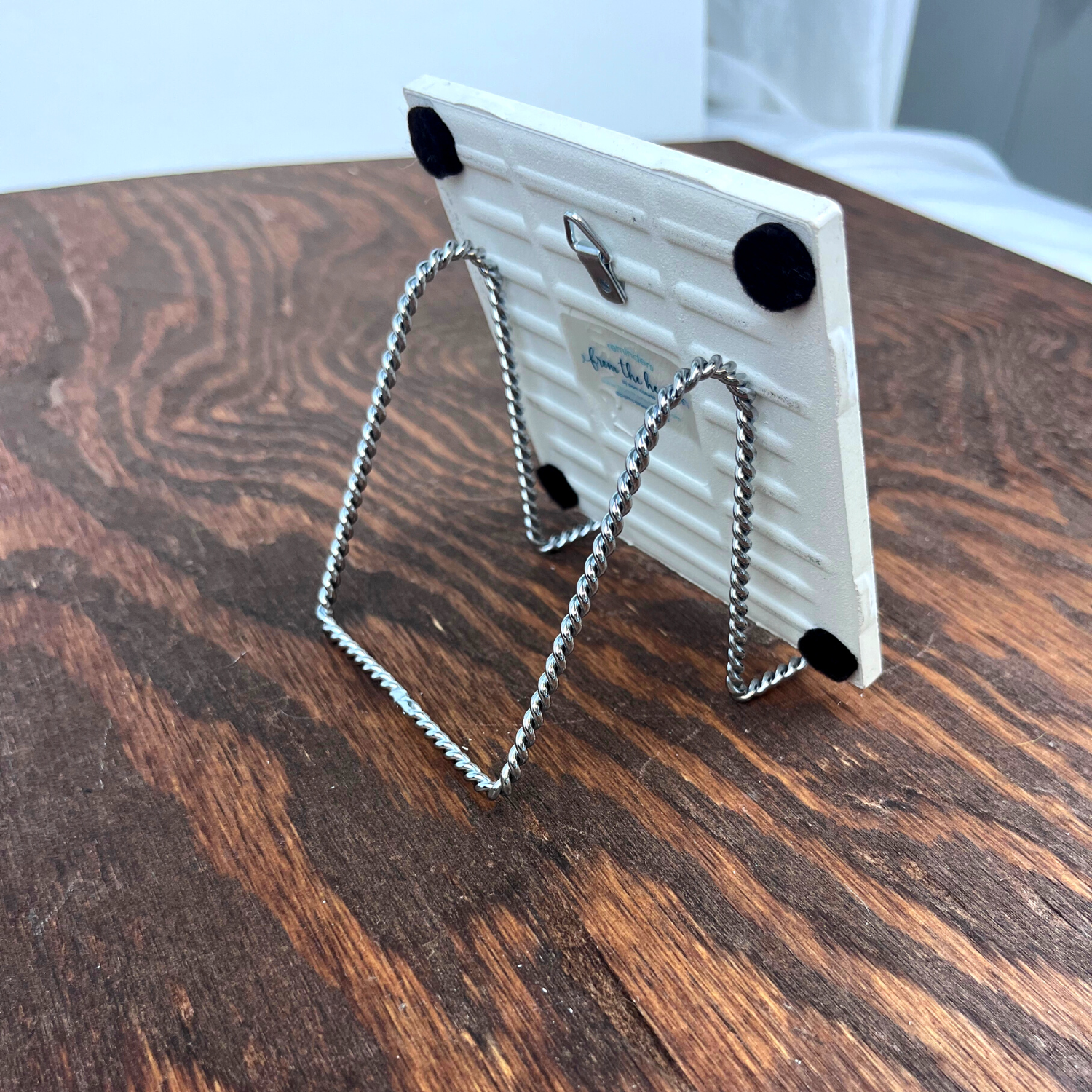 Metal Twist Wire Easel - 2 color options